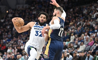 NBA sudrebino mainai: lygos žvaigždė Townsas palieka "Timberwolves"